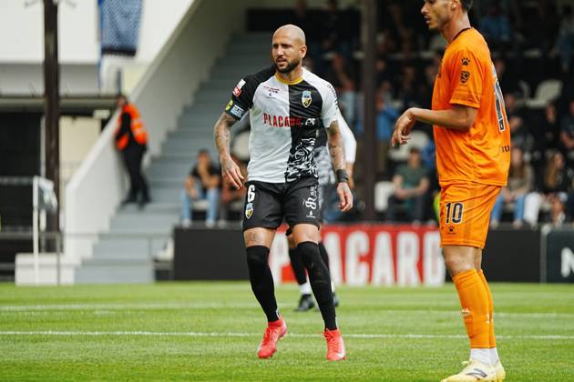 April 18, 2025, Faro, Portugal - Liga Portugal Betclic, Round 30, SC Farense v Boavista FC, 6 Angelo Neto of SC Farense in action during the football match between SC Farense and Boavista FC Copyright: xNunoxPiresxVelosox