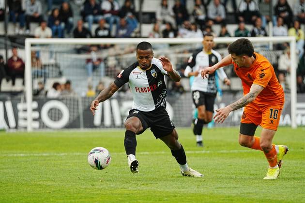 April 18, 2025, Faro, Portugal - Liga Portugal Betclic, Round 30, SC Farense v Boavista FC, 28 Pastor of SC Farense in action during the football match between SC Farense and Boavista FC Copyright: xNunoxPiresxVelosox