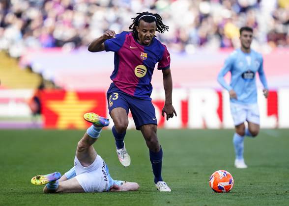 FC Barcelona, Barca - RC Celta. La Liga EA Sports match. Date 32 Jules Kounde of FC Barcelona and Williot Swedberg of RC Celta during the La Liga EA Sports match between FC Barcelona and RC Celta played at Lluis Companys Stadium on 19 April 2025 in Barcelona, Spain. kpng Copyright: xSergioxRuizx xImagox PS_250419_BAR_CEL_021