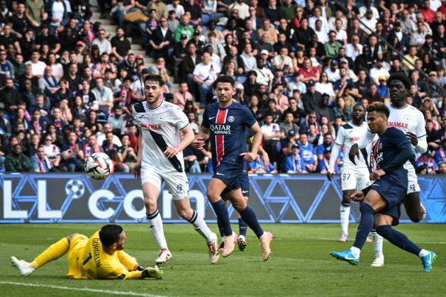 Ligue 1 PSG vs Havre AC - FA Paris Saint-Germain’s forward Goncalo Ramos kicks the ball during the French L1 football match between Paris Saint-Germain and Havre AC at the Parc des Princes stadium in Paris on Avril 19, 2025. Photo by Firas Abdullah ABACAPRESS.COM Paris Île-de-France France Copyright: xAbdullahxFiras ABACAx