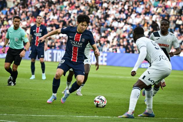 Ligue 1 PSG vs Havre AC - FA Paris Saint-Germain’s midfielder Lee Kang-in fights for the ball during the French L1 football match between Paris Saint-Germain and Havre AC at the Parc des Princes stadium in Paris on Avril 19, 2025. Photo by Firas Abdullah ABACAPRESS.COM Paris Île-de-France France Copyright: xAbdullahxFiras ABACAx