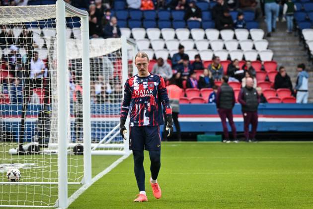 Ligue 1 PSG vs Havre AC - FA Paris Saint-Germain’s goalkeeper Matvey Safonov warms up before the French L1 football match between Paris Saint-Germain and Havre AC at the Parc des Princes stadium in Paris on Avril 19, 2025. Photo by Firas Abdullah ABACAPRESS.COM Paris Île-de-France France Copyright: xAbdullahxFiras ABACAx
