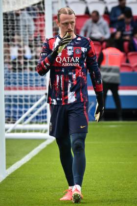 Ligue 1 PSG vs Havre AC - FA Paris Saint-Germain’s goalkeeper Matvey Safonov warms up before the French L1 football match between Paris Saint-Germain and Havre AC at the Parc des Princes stadium in Paris on Avril 19, 2025. Photo by Firas Abdullah ABACAPRESS.COM Paris Île-de-France France Copyright: xAbdullahxFiras ABACAx