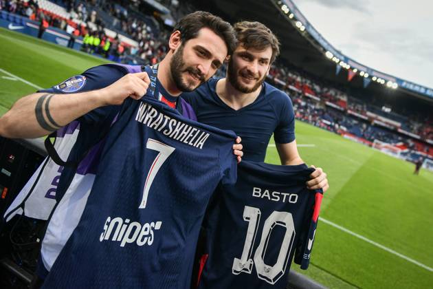 Ligue 1 PSG vs Havre AC - FA Paris Saint-Germain’s forward Khvicha Kvaratskhelia exchanges his jersey with a fan after the French L1 football match between Paris Saint-Germain and Havre AC at the Parc des Princes stadium in Paris on Avril 19, 2025. Photo by Firas Abdullah ABACAPRESS.COM Paris Île-de-France France Copyright: xAbdullahxFiras ABACAx