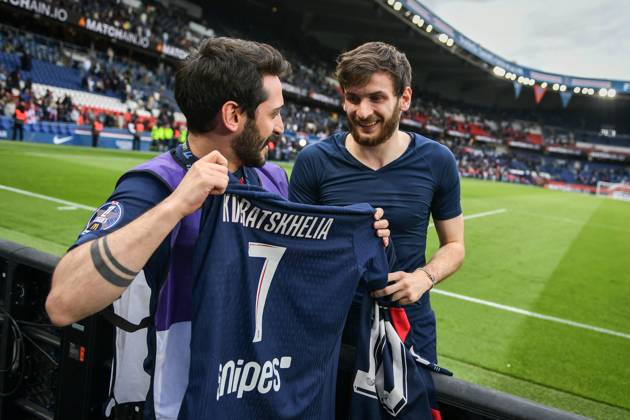Ligue 1 PSG vs Havre AC - FA Paris Saint-Germain’s forward Khvicha Kvaratskhelia exchanges his jersey with a fan after the French L1 football match between Paris Saint-Germain and Havre AC at the Parc des Princes stadium in Paris on Avril 19, 2025. Photo by Firas Abdullah ABACAPRESS.COM Paris Île-de-France France Copyright: xAbdullahxFiras ABACAx