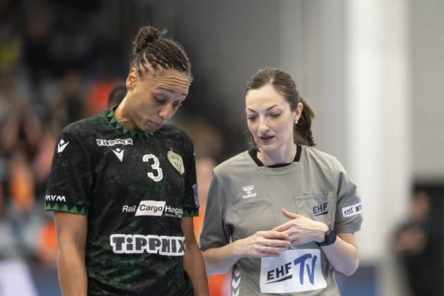 EHF Champions League Odense Handball FTC Rail Cargo Hungaria Beatrice Edwige, FTC Rail Cargo Hungaria and referee Christina Lovin during the EHF Champions League quarter final between Odense Handball and FTC Rail Cargo Hungaria at Sydbank Arena in Odense on Sunday, April 20, 2025 The match ended 27 27 Photo Frank Cilius Ritzau Scanpix , Aabenraa Denmark Sydbank Arena  Copyright: FrankxCilius FrankxCiliusx spdk20250420-180108-L