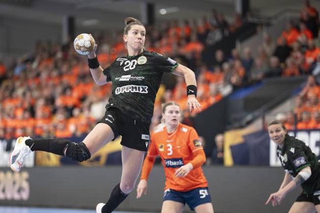 EHF Champions League Odense Handball FTC Rail Cargo Hungaria Emily Bölk, FTC Rail Cargo Hungaria 20 passes by Maren Nyland Aardahl Odense Handball in their EHF Champions League quarter final at Sydbank Arena in Odense on Sunday, April 20, 2025 The match ended 27 27 Photo Frank Cilius Ritzau Scanpix , Aabenraa Denmark Sydbank Arena  Copyright: FrankxCilius FrankxCiliusx spdk20250420-181724-L