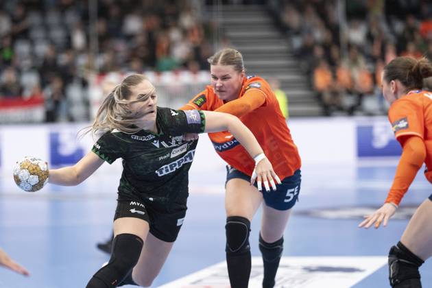 EHF Champions League Odense Handball FTC Rail Cargo Hungaria Katrin Gitta Klujber, FTC Rail Cargo Hungaria L is tackled by Maren Nyland Aardahl, Odense Handball in their EHF Champions League quarter final at Sydbank Arena in Odense on Sunday, April 20, 2025 The match ended 27 27 Photo Frank Cilius Ritzau Scanpix , Aabenraa Denmark Sydbank Arena  Copyright: FrankxCilius FrankxCiliusx spdk20250420-181740-L