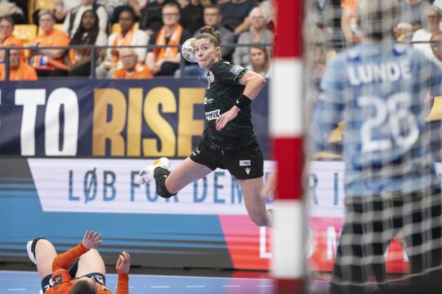 EHF Champions League Odense Handball FTC Rail Cargo Hungaria Emily Bölk, FTC Rail Cargo Hungaria finishes against goalkeeper Katrine Lunde, Odense Handball 26 in the EHF Champions League quarter final between Odense Handball and FTC Rail Cargo Hungaria at Sydbank Arena in Odense on Sunday, April 20, 2025 The match ended 27 27 Photo Frank Cilius Ritzau Scanpix , Aabenraa Denmark Sydbank Arena  Copyright: FrankxCilius FrankxCiliusx spdk20250420-181717-L