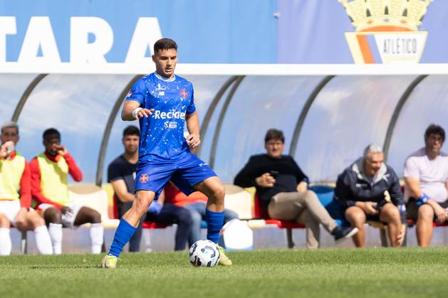 April 5, 2025, Lisbon, Lisbon, Portugal: Belenenses defender from Portugal DIOGO BRASIDO (5) in action during the game for Liga 3 between Atletico and Belenenses at Estadio da Tapadinha Lisbon Portugal - ZUMAs359 20250405_zsp_s359_020 Copyright: xAlexandrexdexSousax