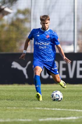 April 5, 2025, Lisbon, Lisbon, Portugal: Belenenses midfielder from Portugal DIOGO PAULO (20) in action during the game for Liga 3 between Atletico and Belenenses at Estadio da Tapadinha Lisbon Portugal - ZUMAs359 20250405_zsp_s359_025 Copyright: xAlexandrexdexSousax