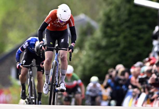 Dutch Puck Pieterse of Fenix-Deceuninck and Dutch Demi Vollering of FDJ-Suez sprint to the finish of the women s race of the La Fleche Wallonne , one day cycling race (Waalse Pijl - Walloon Arrow), 140,7 km from Ciney to Huy, Wednesday 23 April 2025. JASPERxJACOBS  x121660016x