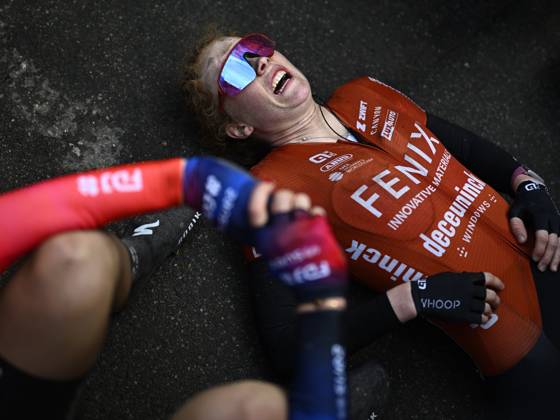 Bilder des Jahres 2025, Sport 04 April Sport Themen der Woche KW17 Sport Bilder des Tages Dutch Puck Pieterse of Fenix-Deceuninck looks exhausted after the women s race of the La Fleche Wallonne , one day cycling race (Waalse Pijl - Walloon Arrow), 140,7 km from Ciney to Huy, Wednesday 23 April 2025. JASPERxJACOBS  x121661284x