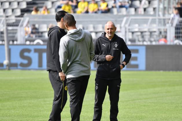 Co Trainer Oliver Neuville Borussia Moenchengladbach , re 20 04 2025, Football 1 Bundesliga, 30 Matchday, Season 2024 2025 Borussia Dortmund Borussia Mönchengladbach 3 2 Photo Maik Hölter Team2 DFL regulations prohibit any use of photographs as image sequences and or quasi video Dortmund Signal Iduna Park Nordrhein Westfalen Germany Team2