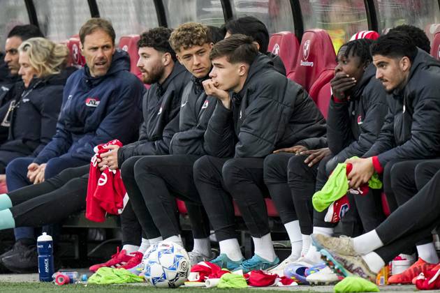 ALKMAAR - (l-r) Sven Mijnans of AZ Alkmaar, Wouter Goes of AZ Alkmaar on the bench during the Dutch Eredivisie match between AZ Alkmaar and NAC Breda at the AFAS stadium on April 24, 2025 in Alkmaar, Netherlands. ANP TOBIAS KLEUVER Dutch Eredivisie 2024 256 xVIxANPxSportx xxANPxIVx 525154583 originalFilename: 525154583