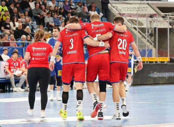 26 04 2025, Germany, Bietigheim, Handball 1 Bundesliga, SG BBM Bietigheim vs ThSV Eisenach, Julius Kühn BBM has to leave the field injured