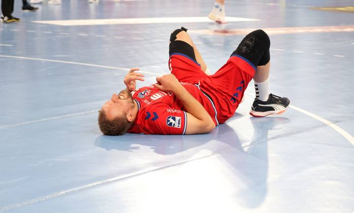 26 04 2025, Germany, Bietigheim, Handball 1 Bundesliga, SG BBM Bietigheim vs ThSV Eisenach, Julius Kühn BBM has to leave the field injured