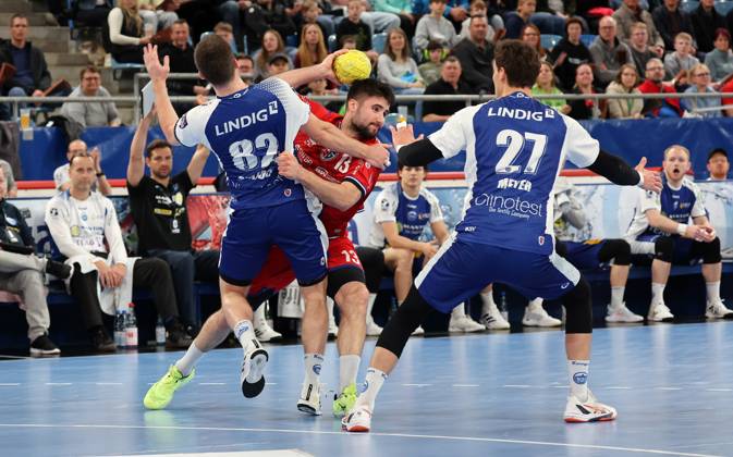 26 04 2025, Germany, Bietigheim, Handball 1 Bundesliga, SG BBM Bietigheim vs ThSV Eisenach, f l Ivan Snajder ThSV , Juan de la Pena BBM , Philipp Meyer ThSV