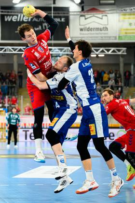 Bietigheim HBL 24 25 SG BBM Bietigheim THSV Eisenach from left in duel Maximilian Hejny Bietigheim and Peter Walz Eisenach , Philipp Meyer Eisenach Bietigheim Bissingen Egetrans Arena Baden Württemberg Germany