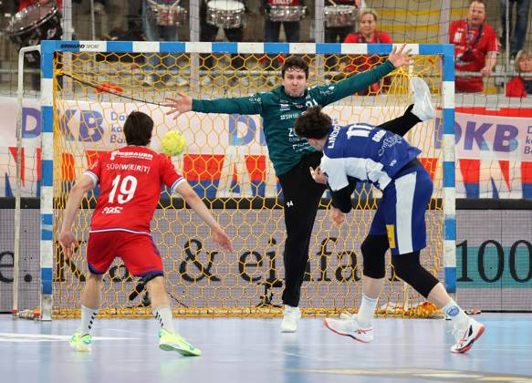 26 04 2025, Germany, Bietigheim, Handball 1 Bundesliga, SG BBM Bietigheim vs ThSV Eisenach, f l Gonzalo Perez Arce BBM , Daniel Rebmann BBM , Marko Grgic ThSV
