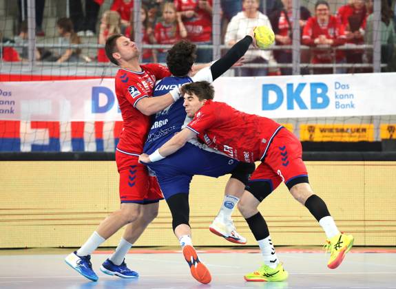 26 04 2025, Germany, Bietigheim, Handball 1 Bundesliga, SG BBM Bietigheim vs ThSV Eisenach, f l Fabian Wiederstein BBM , Marko Grgic ThSV , Nikola Vlahovic BBM