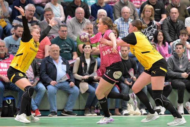 Verena Osswald TusSies Metzingen, 23 vs Guro Berland Husebo BVB Borussia Dortmund Handball, 24 and Lena Sophia Degenhardt BVB Borussia Dortmund Handball, 10 TusSies Metzingen vs BVB Borussia Dortmund Handball, Handball, HBF, Playoff, Quarterfinal Game 2, Season 2024 2025, 26 04 2025 TusSies Metzingen vs BVB Borussia Dortmund Handball, Handball, HBF, Playoff, Quarterfinal Game 2, Season 2024 2025, 26 04 2025 Metzingen Copyright: xEibner-Pressefoto TobiasxBaurx EP_TBR