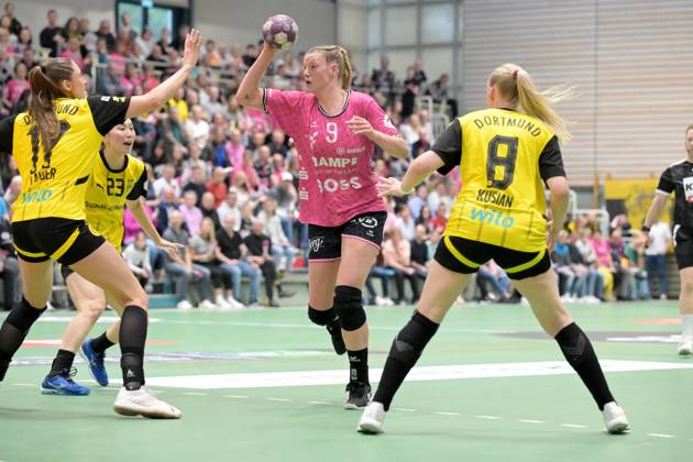 Naina Klein TusSies Metzingen, 09 vs Alicia Langer BVB Borussia Dortmund Handball, 17 and Maraike Kusian BVB Borussia Dortmund Handball, 08 TusSies Metzingen vs BVB Borussia Dortmund Handball, Handball, HBF, Playoff, Quarterfinal Game 2, Season 2024 2025, 26 04 2025 TusSies Metzingen vs BVB Borussia Dortmund Handball, Handball, HBF, Playoff, Quarterfinal Game 2, Season 2024 2025, 26 04 2025 Metzingen Copyright: xEibner-Pressefoto TobiasxBaurx EP_TBR