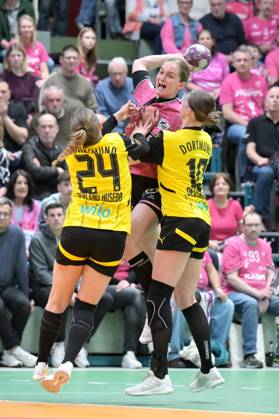 Verena Osswald TusSies Metzingen, 23 vs Guro Berland Husebo BVB Borussia Dortmund Handball, 24 and Lena Sophia Degenhardt BVB Borussia Dortmund Handball, 10 TusSies Metzingen vs BVB Borussia Dortmund Handball, Handball, HBF, Playoff, Quarterfinal Game 2, Season 2024 2025, 26 04 2025 TusSies Metzingen vs BVB Borussia Dortmund Handball, Handball, HBF, Playoff, Quarterfinal Game 2, Season 2024 2025, 26 04 2025 Metzingen Copyright: xEibner-Pressefoto TobiasxBaurx EP_TBR
