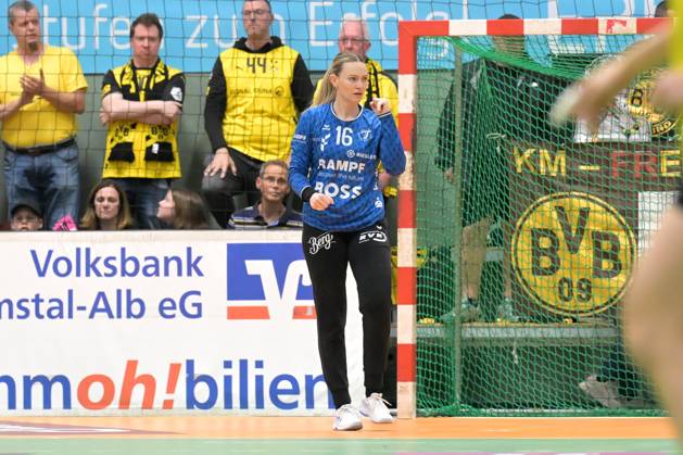Lea Schuepbach TusSies Metzingen, 16 in goal TusSies Metzingen vs BVB Borussia Dortmund Handball, Handball, HBF, Playoff, Quarterfinal Game 2, Season 2024 2025, 26 04 2025 TusSies Metzingen vs BVB Borussia Dortmund Handball, Handball, HBF, Playoff, Quarterfinal Game 2, Season 2024 2025, 26 04 2025 Metzingen Copyright: xEibner-Pressefoto TobiasxBaurx EP_TBR