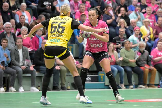 Jana Scheib TusSies Metzingen, 20 vs Dana Bleckmann BVB Borussia Dortmund Handball, 66 TusSies Metzingen vs BVB Borussia Dortmund Handball, Handball, HBF, Playoff, Quarterfinal Game 2, Season 2024 2025, 26 04 2025 TusSies Metzingen vs BVB Borussia Dortmund Handball, Handball, HBF, Playoff, Quarterfinal Game 2, Season 2024 2025, 26 04 2025 Metzingen Copyright: xEibner-Pressefoto TobiasxBaurx EP_TBR