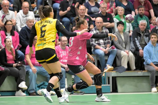 Julia Behnke TusSies Metzingen, 93 vs Carmen Campos Costa BVB Borussia Dortmund Handball, 06 TusSies Metzingen vs BVB Borussia Dortmund Handball, Handball, HBF, Playoff, Quarterfinal Game 2, Season 2024 2025, 26 04 2025 TusSies Metzingen vs BVB Borussia Dortmund Handball, Handball, HBF, Playoff, Quarterfinal Game 2, Season 2024 2025, 26 04 2025 Metzingen Copyright: xEibner-Pressefoto TobiasxBaurx EP_TBR