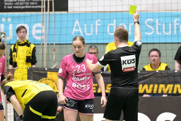Yellow card against Verena Osswald TusSies Metzingen, 23 TusSies Metzingen vs BVB Borussia Dortmund Handball, Handball, HBF, Playoff, Quarterfinal Game 2, Season 2024 2025, 26 04 2025 TusSies Metzingen vs BVB Borussia Dortmund Handball, Handball, HBF, Playoff, Quarterfinal Game 2, Season 2024 2025, 26 04 2025 Metzingen Copyright: xEibner-Pressefoto TobiasxBaurx EP_TBR