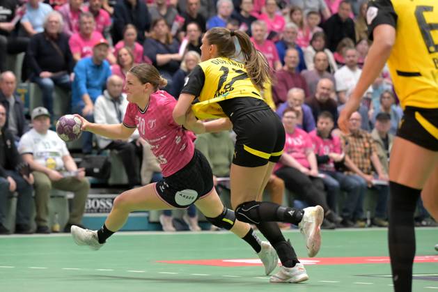 Nele Franz TusSies Metzingen, 10 vs Alicia Langer BVB Borussia Dortmund Handball, 17 TusSies Metzingen vs BVB Borussia Dortmund Handball, Handball, HBF, Playoff, Quarterfinal Game 2, Season 2024 2025, 26 04 2025 TusSies Metzingen vs BVB Borussia Dortmund Handball, Handball, HBF, Playoff, Quarterfinal Game 2, Season 2024 2025, 26 04 2025 Metzingen Copyright: xEibner-Pressefoto TobiasxBaurx EP_TBR