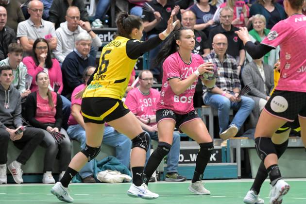 Jana Scheib TusSies Metzingen, 20 vs Carmen Campos Costa BVB Borussia Dortmund Handball, 06 TusSies Metzingen vs BVB Borussia Dortmund Handball, Handball, HBF, Playoff, Quarterfinal Game 2, Season 2024 2025, 26 04 2025 TusSies Metzingen vs BVB Borussia Dortmund Handball, Handball, HBF, Playoff, Quarterfinal Game 2, Season 2024 2025, 26 04 2025 Metzingen Copyright: xEibner-Pressefoto TobiasxBaurx EP_TBR