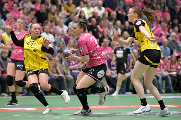 Svenja Huebner TusSies Metzingen, 26 vs Guro Berland Husebo BVB Borussia Dortmund Handball, 24 and Alieke van Maurik BVB Borussia Dortmund Handball, 14 TusSies Metzingen vs BVB Borussia Dortmund Handball, Handball, HBF, Playoff, Quarterfinal Game 2, Season 2024 2025, 26 04 2025 TusSies Metzingen vs BVB Borussia Dortmund Handball, Handball, HBF, Playoff, Quarterfinal Game 2, Season 2024 2025, 26 04 2025 Metzingen Copyright: xEibner-Pressefoto TobiasxBaurx EP_TBR