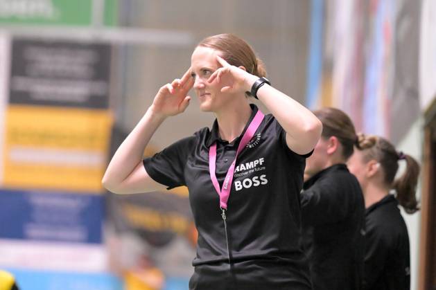 Miriam Hirsch TusSies Metzingen, coach shows it off with Koepchen Games TusSies Metzingen vs BVB Borussia Dortmund Handball, Handball, HBF, Playoff, Quarterfinal Game 2, Season 2024 2025, 26 04 2025 TusSies Metzingen vs BVB Borussia Dortmund Handball, Handball, HBF, Playoff, Quarterfinal Game 2, Season 2024 2025, 26 04 2025 Metzingen Copyright: xEibner-Pressefoto TobiasxBaurx EP_TBR