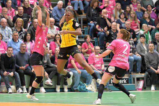 Deborah Lassource BVB Borussia Dortmund Handball, 22 vs Nele Franz TusSies Metzingen, 10 and Selina Kalmbach TusSies Metzingen, 02 TusSies Metzingen vs BVB Borussia Dortmund Handball, Handball, HBF, Playoff, Quarterfinal Game 2, Season 2024 2025, 26 04 2025 TusSies Metzingen vs BVB Borussia Dortmund Handball, Handball, HBF, Playoff, Quarterfinal Game 2, Season 2024 2025, 26 04 2025 Metzingen Copyright: xEibner-Pressefoto TobiasxBaurx EP_TBR