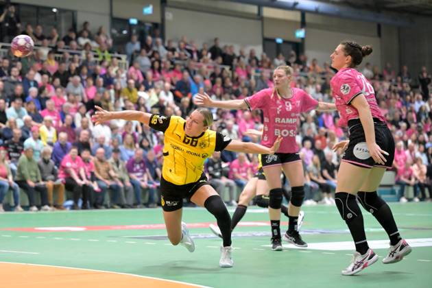 Dana Bleckmann BVB Borussia Dortmund Handball, 66 vs Svenja Huebner TusSies Metzingen, 26 TusSies Metzingen vs BVB Borussia Dortmund Handball, Handball, HBF, Playoff, Quarterfinal Game 2, Season 2024 2025, 26 04 2025 TusSies Metzingen vs BVB Borussia Dortmund Handball, Handball, HBF, Playoff, Quarterfinal Game 2, Season 2024 2025, 26 04 2025 Metzingen Copyright: xEibner-Pressefoto TobiasxBaurx EP_TBR