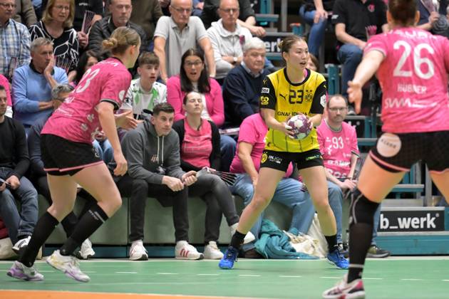 Haruno Sasaki BVB Borussia Dortmund Handball, 23 vs Verena Osswald TusSies Metzingen, 23 TusSies Metzingen vs BVB Borussia Dortmund Handball, Handball, HBF, Playoff, Quarterfinal Game 2, Season 2024 2025, 26 04 2025 TusSies Metzingen vs BVB Borussia Dortmund Handball, Handball, HBF, Playoff, Quarterfinal Game 2, Season 2024 2025, 26 04 2025 Metzingen Copyright: xEibner-Pressefoto TobiasxBaurx EP_TBR