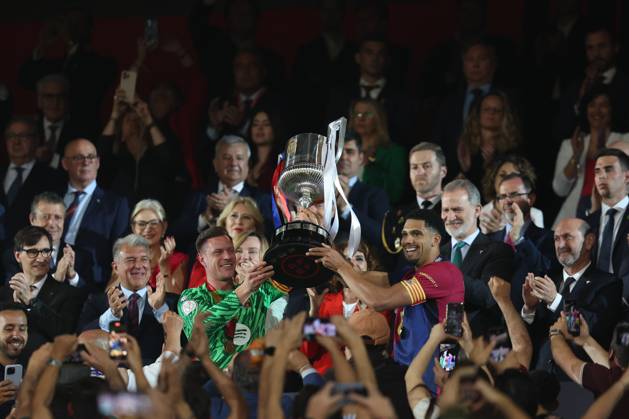 FC Barcelona, Barca Real Madrid CF. Copa del Rey. Final. Ronald Araujo Marc Andre Ter-Stegen of FC Barcelona with the trophy during the Copa del Rey match, Final, between FC Barcelona and Real Madrid CF played at La Cartuja Stadium on April 26, 2025 in Sevilla, Spain. kpng Copyright: xPressinphotox AP_240424_BAR_RMA_COP_115