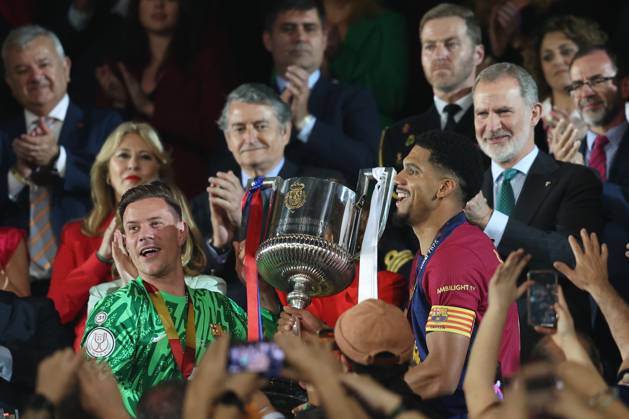 FC Barcelona, Barca Real Madrid CF. Copa del Rey. Final. Ronald Araujo Marc Andre Ter-Stegen of FC Barcelona with the trophy during the Copa del Rey match, Final, between FC Barcelona and Real Madrid CF played at La Cartuja Stadium on April 26, 2025 in Sevilla, Spain. kpng Copyright: xPressinphotox AP_240424_BAR_RMA_COP_118