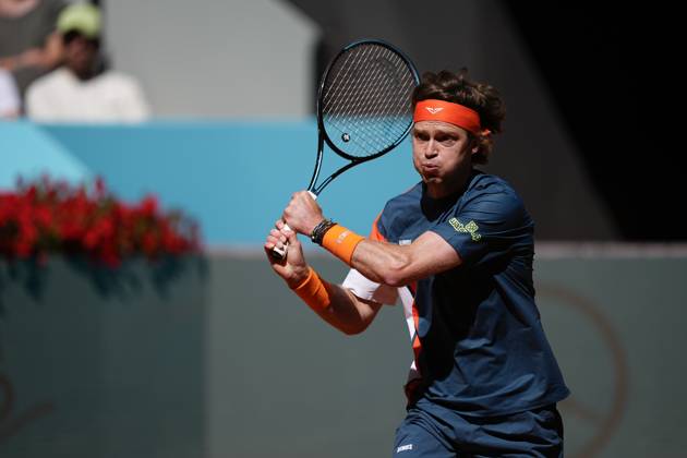 April 27, 2025, Madrid, Madrid, Spain: Andrey Rublev of Russia in action against Aleksander Bublik of Kazakhstan during the Mutua Madrid Open 2025, ATP, Tennis Herren Masters 1000 and WTA, Tennis Damen 1000 tennis tournament, celebrated at Caja Magica on April 27, 2025 in Madrid, Spain. Madrid Spain - ZUMAa181 20250427_zaa_a181_087 Copyright: xOscarxJ.xBarrosox