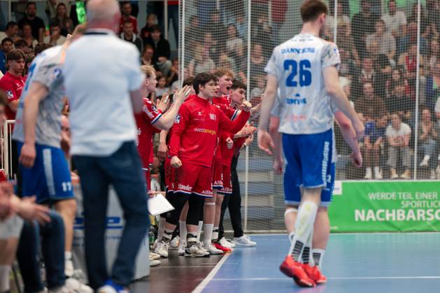 27 04 2025, 2 Handball Bundesliga, Matchday 29, TuSEM Essen Dessau Rosslauer HV, The players of TUSEM Essen cheer, Essen Am Hallo NRW Germany xRHR PHOTO DEx Copyright: DennisxEwert RHR-FOTOx RHR-FOTO DE