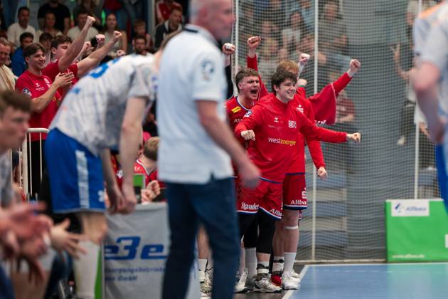 27 04 2025, 2 Handball Bundesliga, Matchday 29, TuSEM Essen Dessau Rosslauer HV, The players of TUSEM Essen cheer, Essen Am Hallo NRW Germany xRHR PHOTO DEx Copyright: DennisxEwert RHR-FOTOx RHR-FOTO DE