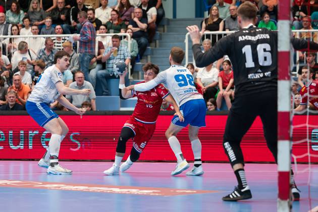 27 04 2025, 2 Handball Bundesliga, 29 Matchday, TuSEM Essen Dessau Rosslauer HV, f l Nils Homscheid TuSEM Essen , Yannick Marcos Pust Dessau Rosslauer HV 06 , Essen Am Hallo NRW Germany xRHR PHOTO DEx Copyright: DennisxEwert RHR-FOTOx RHR-FOTO DE