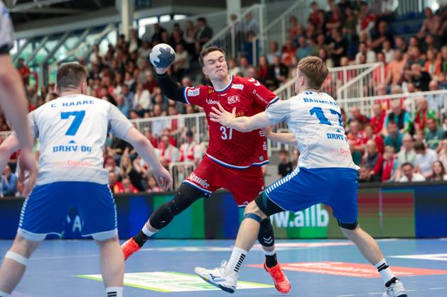 27 04 2025, 2 Handball Bundesliga, 29 Matchday, TuSEM Essen Dessau Rosslauer HV, f l Max Neuhaus TuSEM Essen , Luka Baumgart Dessau Rosslauer HV 06 , Essen Am Hallo NRW Germany xRHR PHOTO DEx Copyright: DennisxEwert RHR-FOTOx RHR-FOTO DE