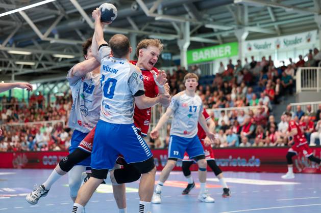 27 04 2025, 2 Handball Bundesliga, Matchday 29, TuSEM Essen Dessau Rosslauer HV, f l Vincent Bülow Dessau Rosslauer HV 06 , Oskar Kostuj TuSEM Essen , Essen Am Hallo NRW Germany xRHR PHOTO DEx Copyright: DennisxEwert RHR-FOTOx RHR-FOTO DE