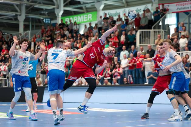 27 04 2025, 2 Handball Bundesliga, 29 Matchday, TuSEM Essen Dessau Rosslauer HV, f l Carl Phillip Haake Dessau Rosslauer HV 06 , Dennis Szczesny TuSEM Essen , Essen Am Hallo NRW Germany xRHR PHOTO DEx Copyright: DennisxEwert RHR-FOTOx RHR-FOTO DE