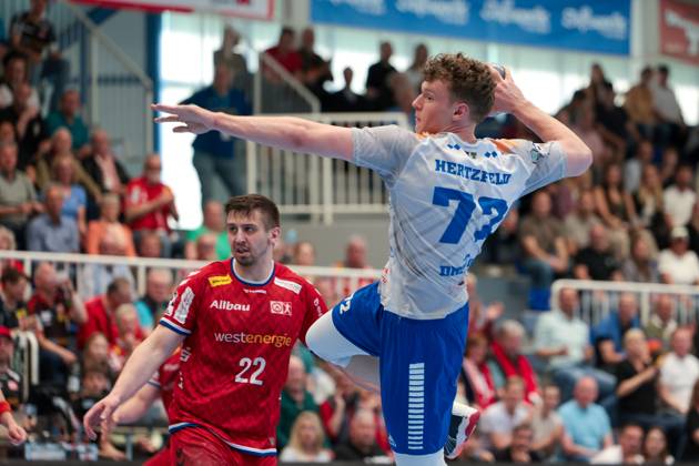 27 04 2025, 2 Handball Bundesliga, 29 Matchday, TuSEM Essen Dessau Rosslauer HV, f l Dennis Szczesny TuSEM Essen , Tim Maximilian Hertzfeld Dessau Rosslauer HV 06 , Essen Am Hallo NRW Germany xRHR PHOTO DEx Copyright: DennisxEwert RHR-FOTOx RHR-FOTO DE