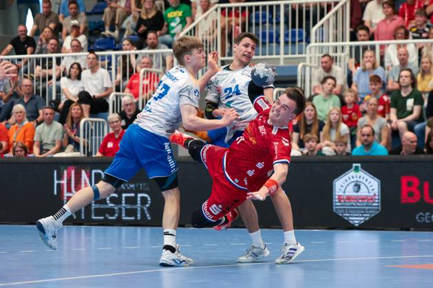 27 04 2025, 2 Handball Bundesliga, Matchday 29, TuSEM Essen Dessau Rosslauer HV, f l Luka Baumgart Dessau Rosslauer HV 06 , Oskar Emanuel Dessau Rosslauer HV 06 , Max Neuhaus TuSEM Essen , Essen Am Hallo NRW Germany xRHR PHOTO DEx Copyright: DennisxEwert RHR-FOTOx RHR-FOTO DE